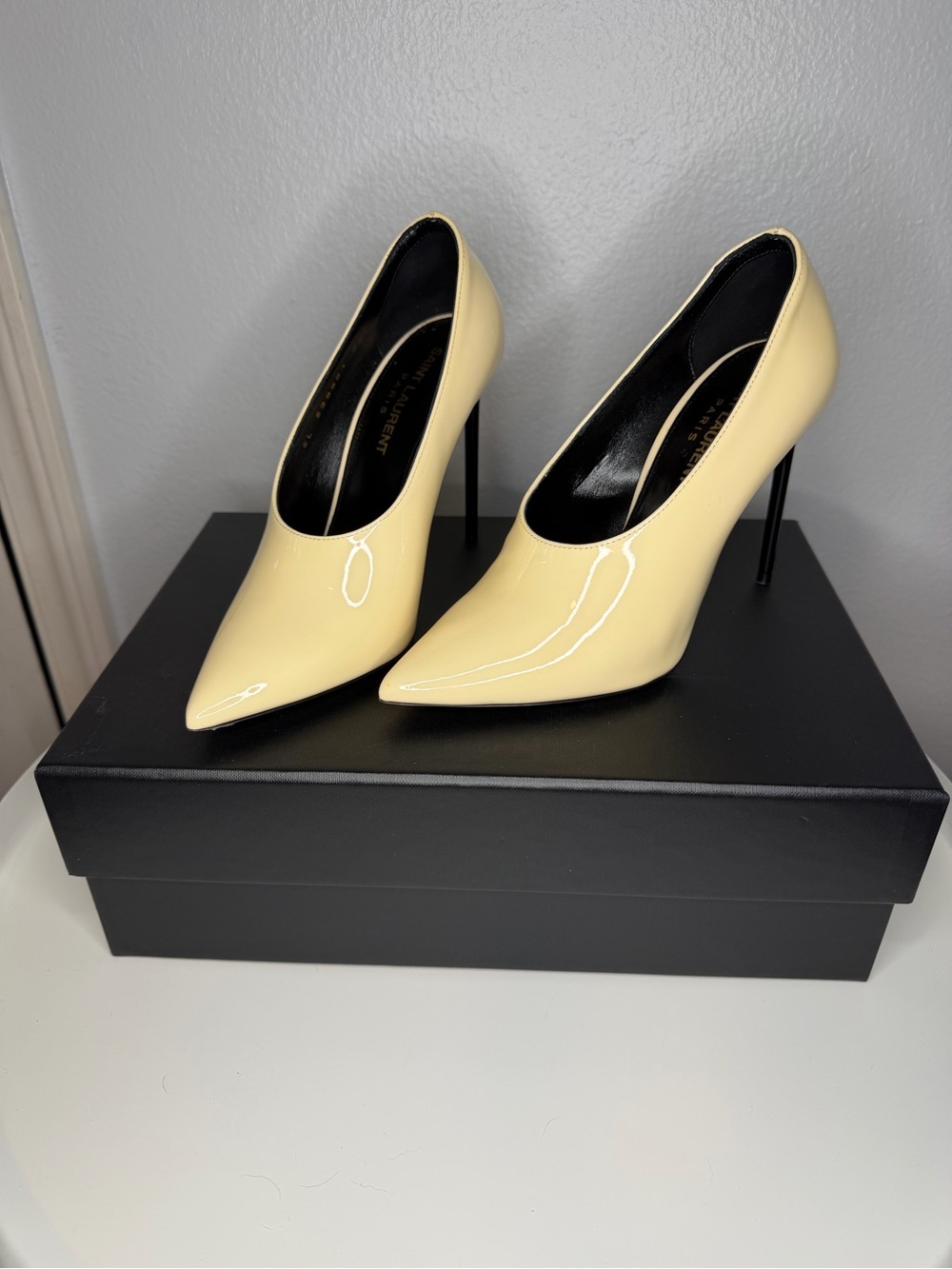 Saint Laurent Teddy 105 Patent Leather Pointed Toe Pumps EU 35 MSRP: $895